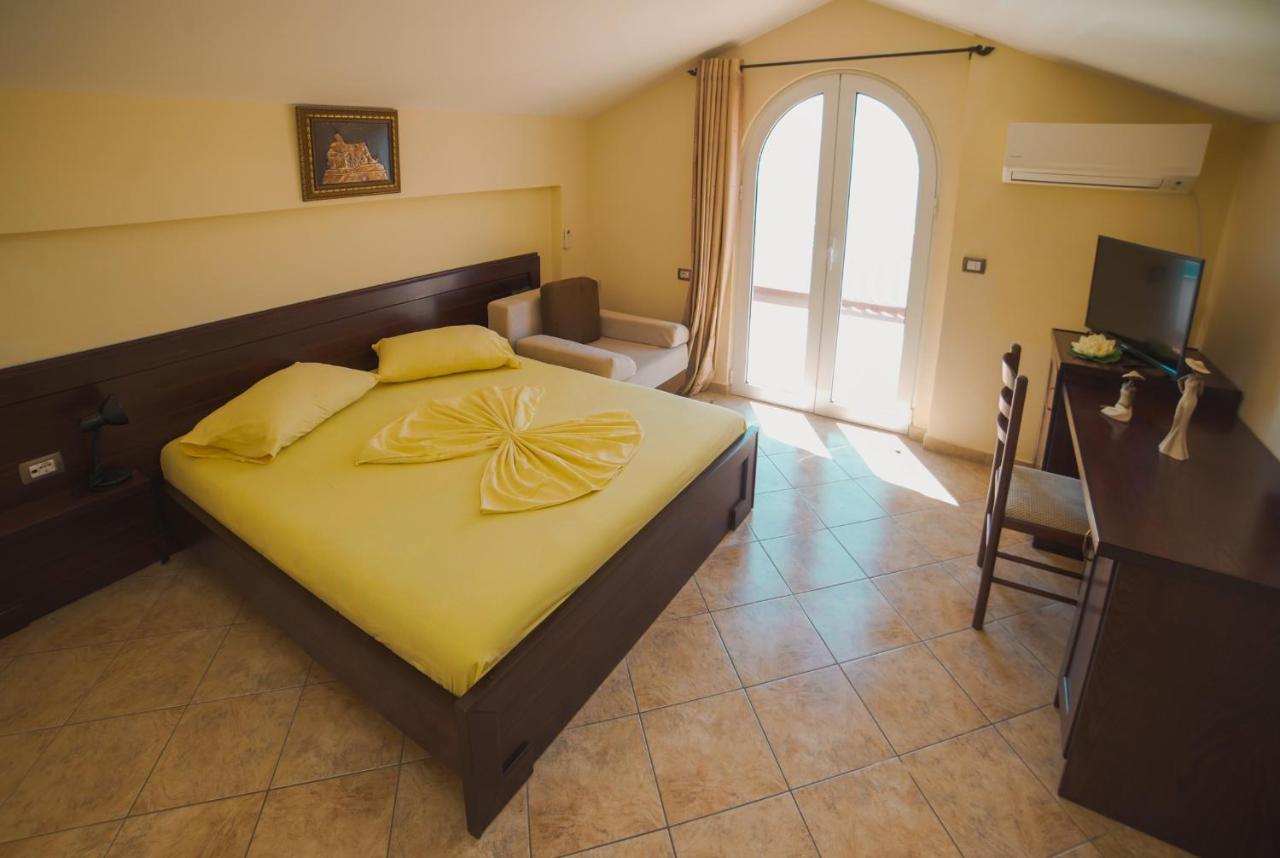 Hotel Serxho Саранде Екстериор снимка